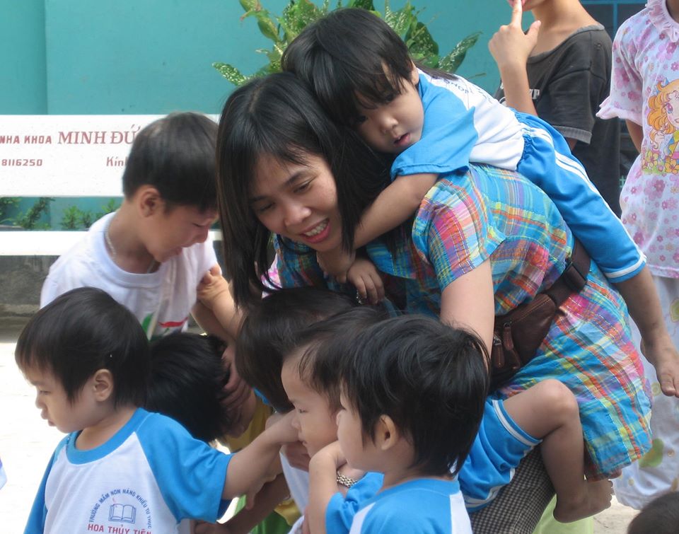 Quyên góp thực phẩm cho trường học trẻ cô nhi 