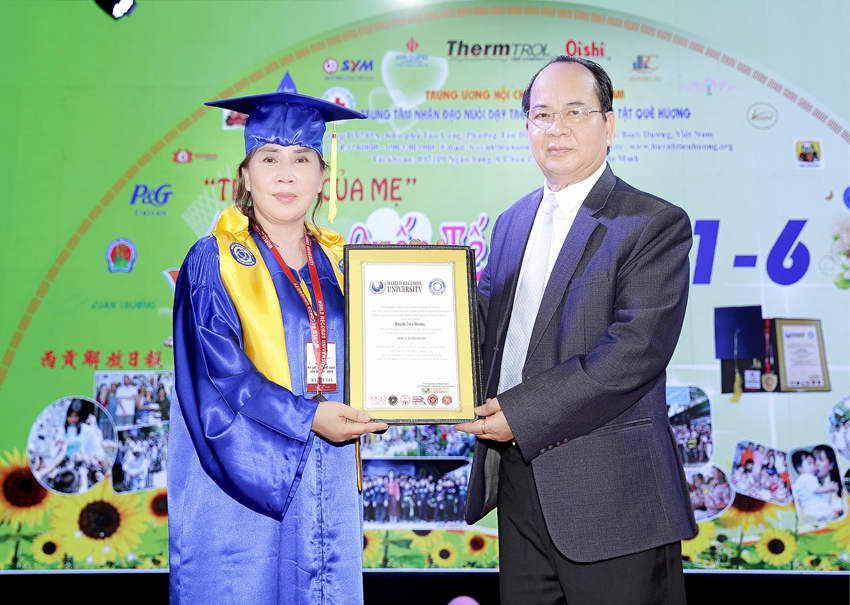 MẸ HUỲNH TIỂU HƯƠNG ĐƯỢC TRAO TẶNG BẰNG CỬ NHÂN DANH DỰ ĐẠI HỌC KỶ LỤC THẾ GIỚI