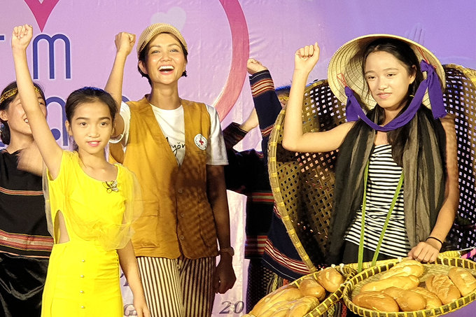 CÁC BÉ TTNĐ QUÊ HƯƠNG DIỄN CATWALK VÁY ''BÁNH MỲ'' CỦA H'HEN NIÊ 