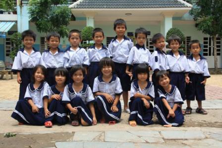 Trẻ cô nhi cần giúp máy sấy quần áo