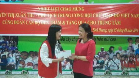 Chủ tịch Trung Ương Hội chữ thập đỏ Việt Nam cùng đoàn cán bộ đến thăm Trung tâm
