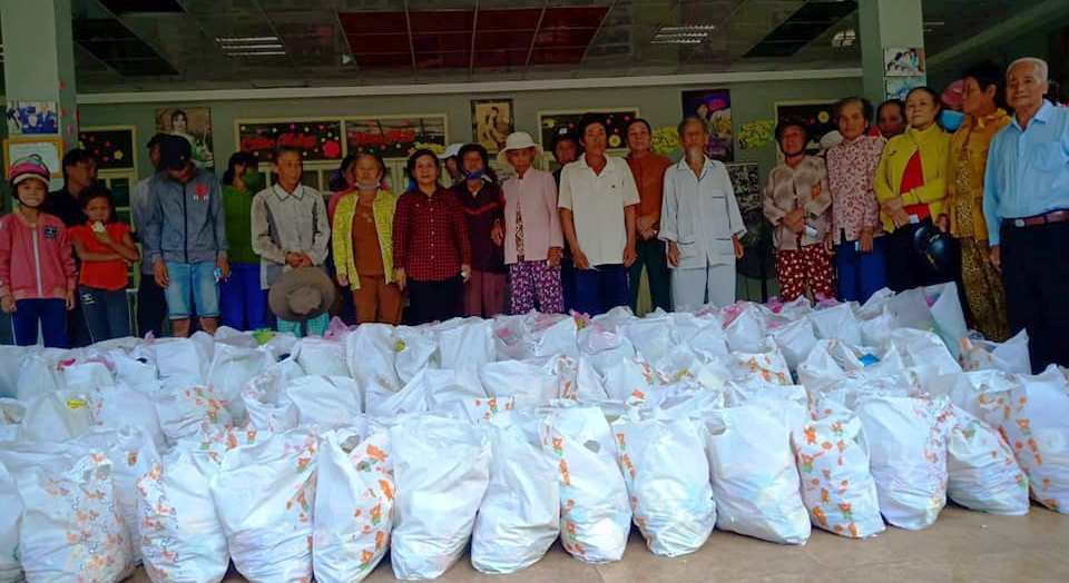 CHƯƠNG TRÌNH TỪ THIỆN PHÁT HÀNG TRĂM PHẦN QUÀ TỚI BÀ CON NGHÈO TỈNH BÌNH THUẬN