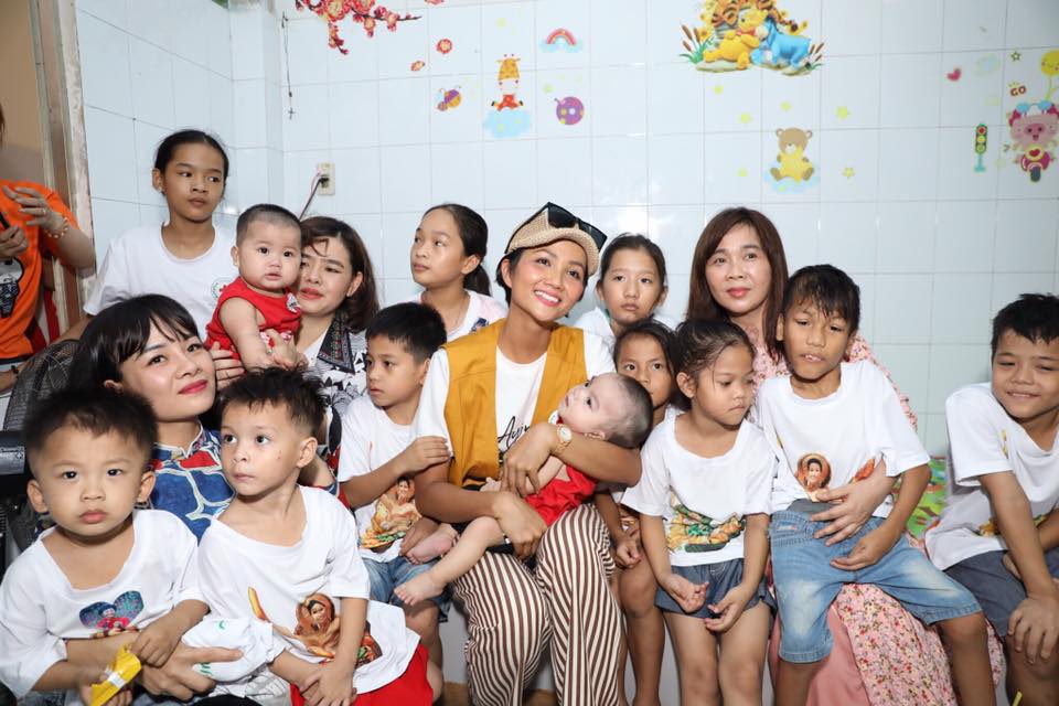 HOA HẬU H'HEN NIÊ TRUYỀN CẢM HƯNG CHO TRẺ MỒ CÔI VỚI CHỦ ĐỀ 