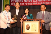 KỶ LỤC GIA HUỲNH TIỂU HƯƠNG NHẬN GIẢI THƯỞNG 