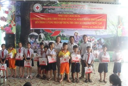 HĐND - UBND - UBMTTQ, CÁC SỞ BAN NGÀNH TỈNH BÌNH DƯƠNG TẶNG QUÀ TRUNG THU 2017
