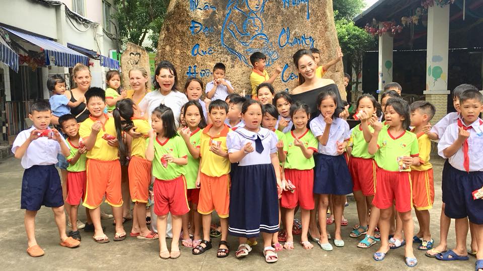 BÀ HOÀNG NGỌC TỪ MỸ VÀ CÔ NINA VỀ THĂM TRUNG TÂM NHÂN ĐẠO QUÊ HƯƠNG