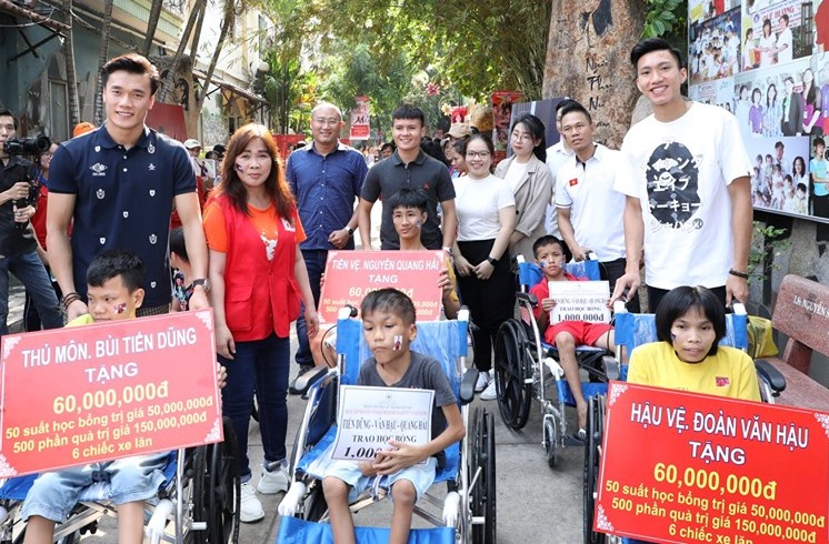 CHIA SẺ YÊU THƯƠNG CÙNG VỚI TIẾN DŨNG - VĂN HẬU - QUANG HẢI