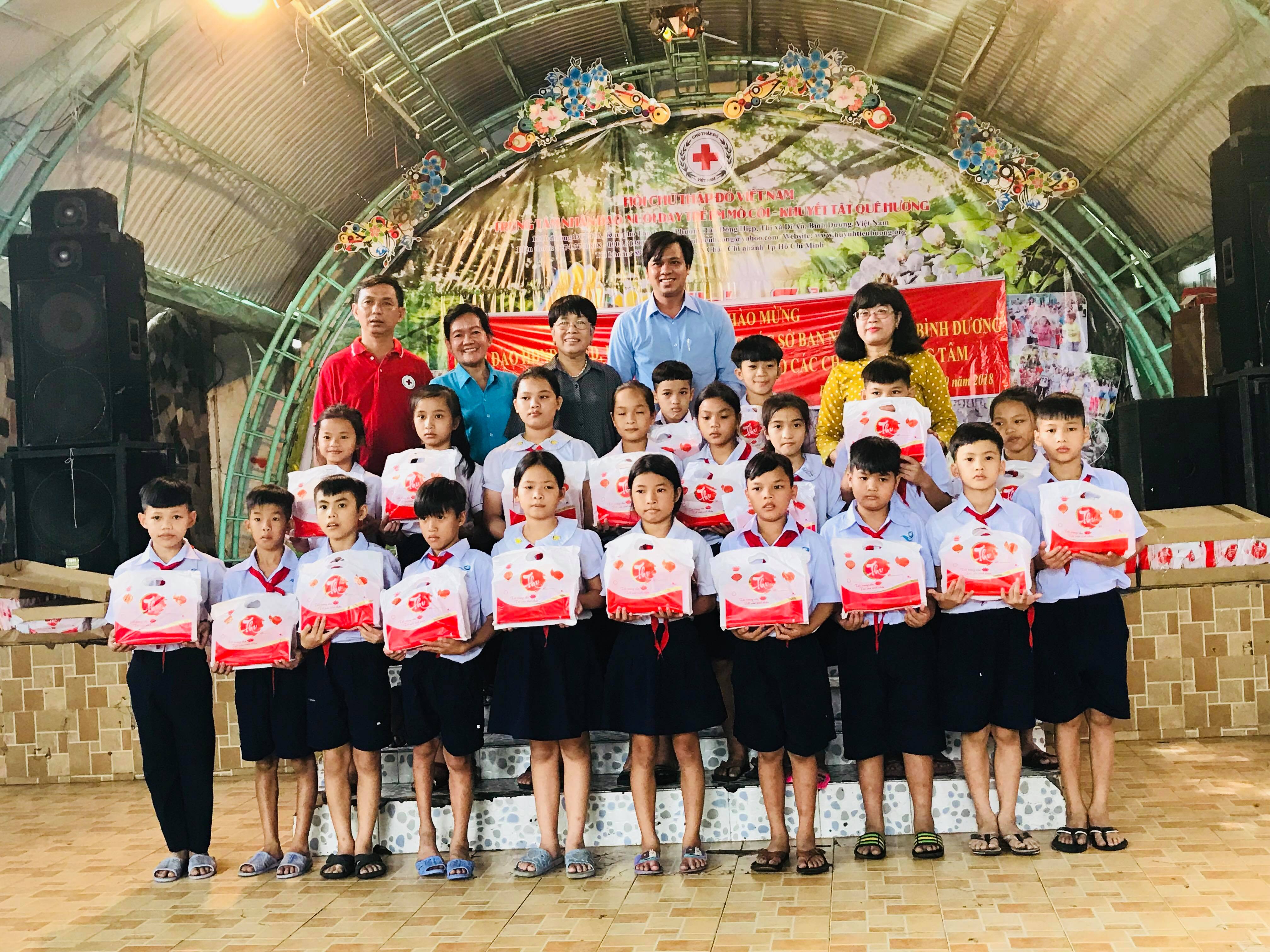 HĐND - UBND - UBMTTQ, CÁC SỞ BAN NGÀNH TỈNH BÌNH DƯƠNG TẶNG QUÀ TRUNG THU 2018