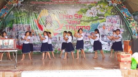 Trường Tiểu học Lê Văn Tám đến thăm tặng quà Trung tâm