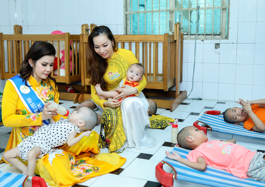  Miss Diem Giang visits and gives gifts