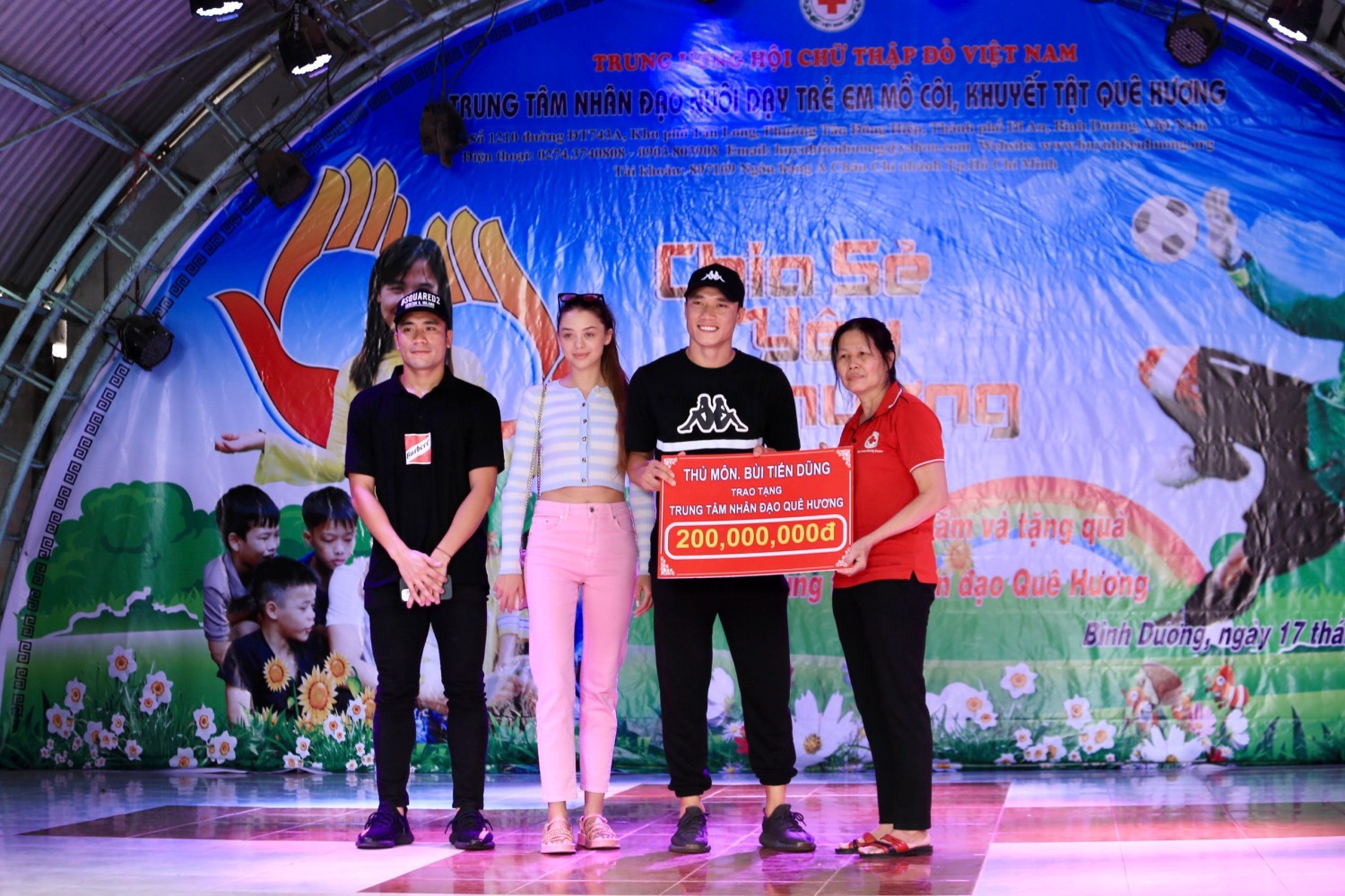 Goalkeeper Bui Tien Dung Visited the children of Huynh Tieu Huong Orphanage