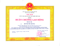 Chị Huỳnh Tiểu Hương đón nhận huân chương lao động