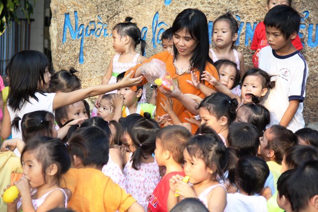 Huỳnh Tiểu Hương - Sống Và Trao Yêu Thương