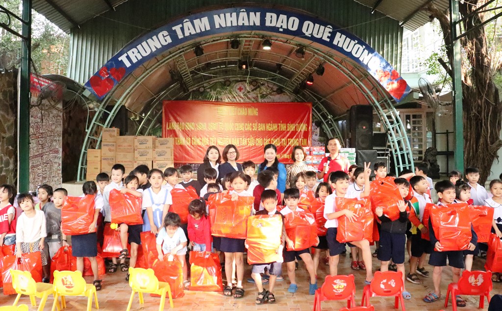 LÃNH ĐẠO TỈNH BÌNH DƯƠNG THĂM VÀ TẶNG QUÀ TẾT NGUYÊN ĐÁN 2021 TẠI TRUNG TÂM