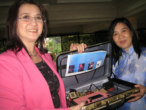 Huỳnh Tiểu Hương Đại Sứ Từ Thiện Thế Giới Được Quốc Hội Phillpin Trao Tặng