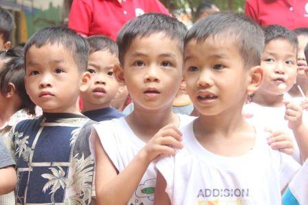 Trẻ  em côi nhi xin cứu giúp! Quạt cho các cháu mùa hè tới