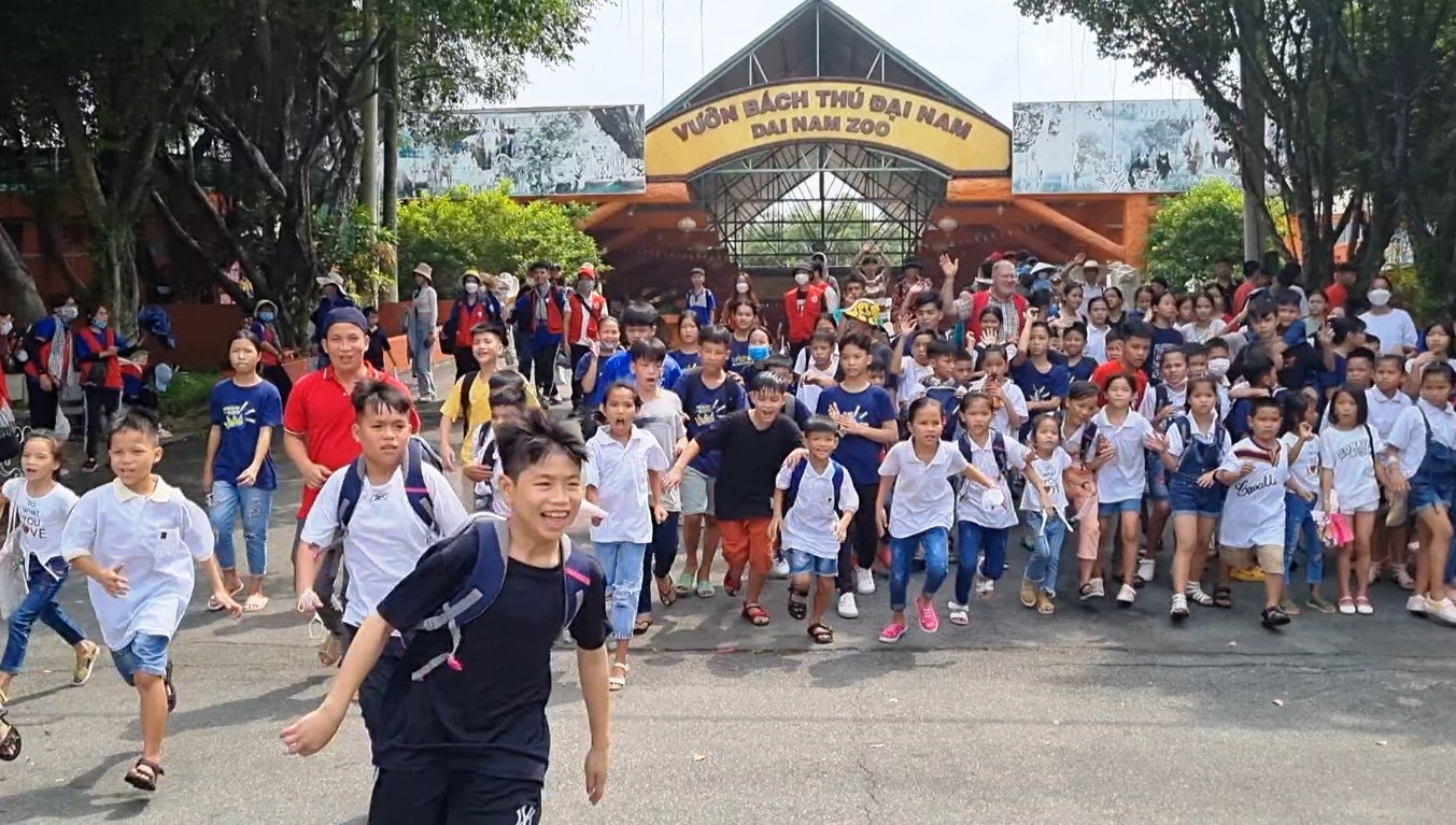 GIA ĐÌNH MẸ HUỲNH TIỂU HƯƠNG THĂM QUAN KHU DU LỊCH ĐẠI NAM 