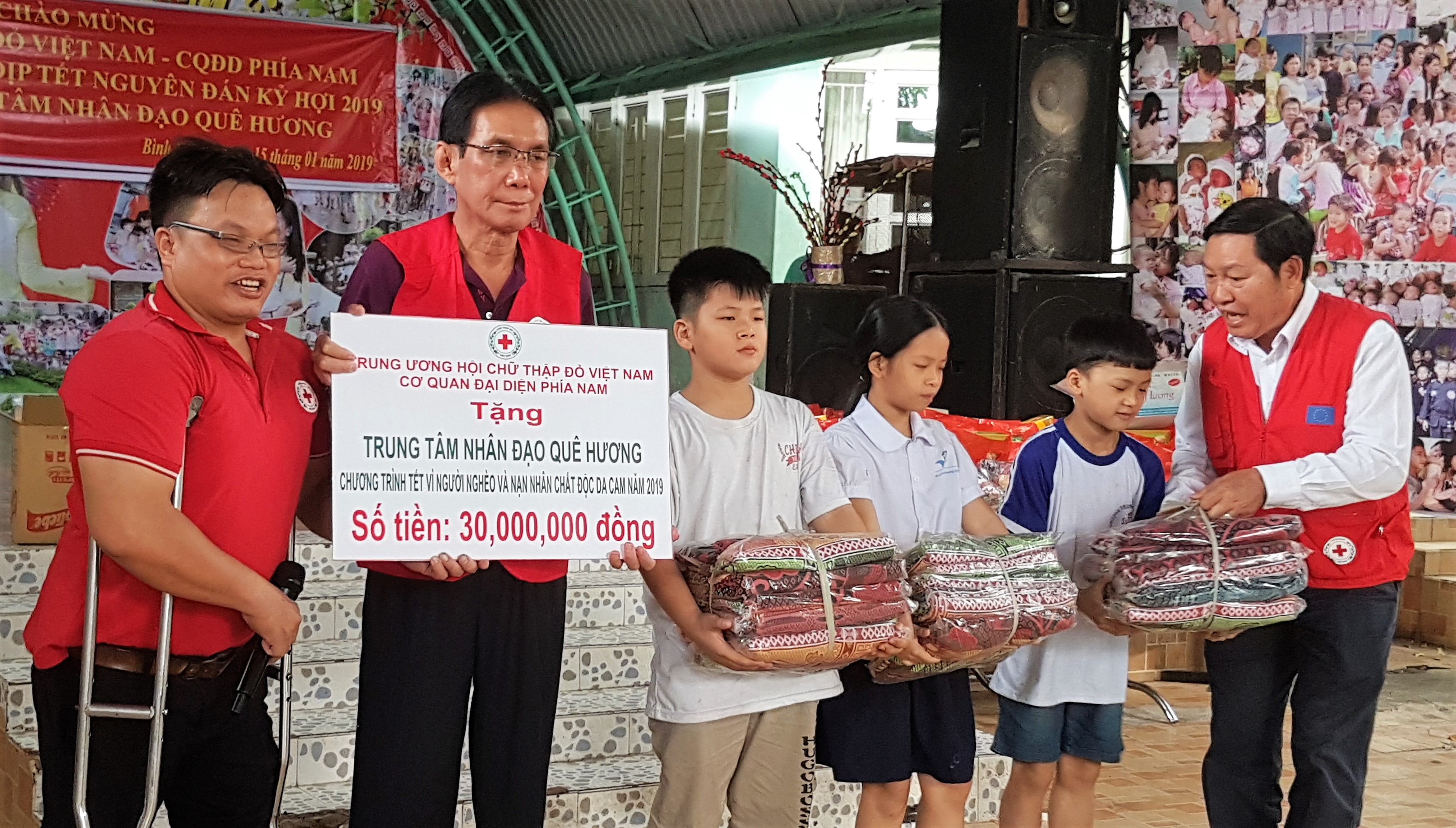 TƯ HỘI CHỮ THẬP ĐỎ VIỆT NAM - CQĐD PHÍA NAM TẶNG QUÀ TẾT NGUYÊN ĐÁN 2019