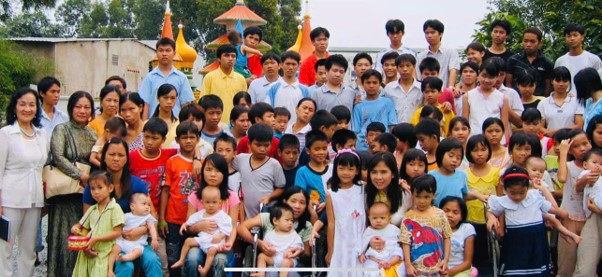 NGƯỜI MẸ ĐÃ DÀNH GẦN 25 NĂM ĐỂ CHỞ CHE NHỮNG PHẬN ĐỜI NHỎ BÉ