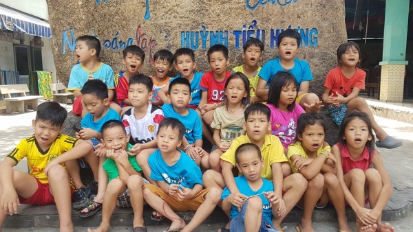 Trẻ mồ côi nhớ Cần có mẹ 