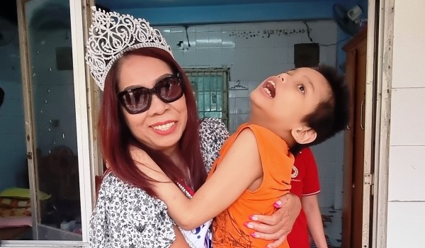 Cô Queen Pam Phan về thăm và tặng quà cho trẻ cô nhi- Huỳnh Tiểu Hương